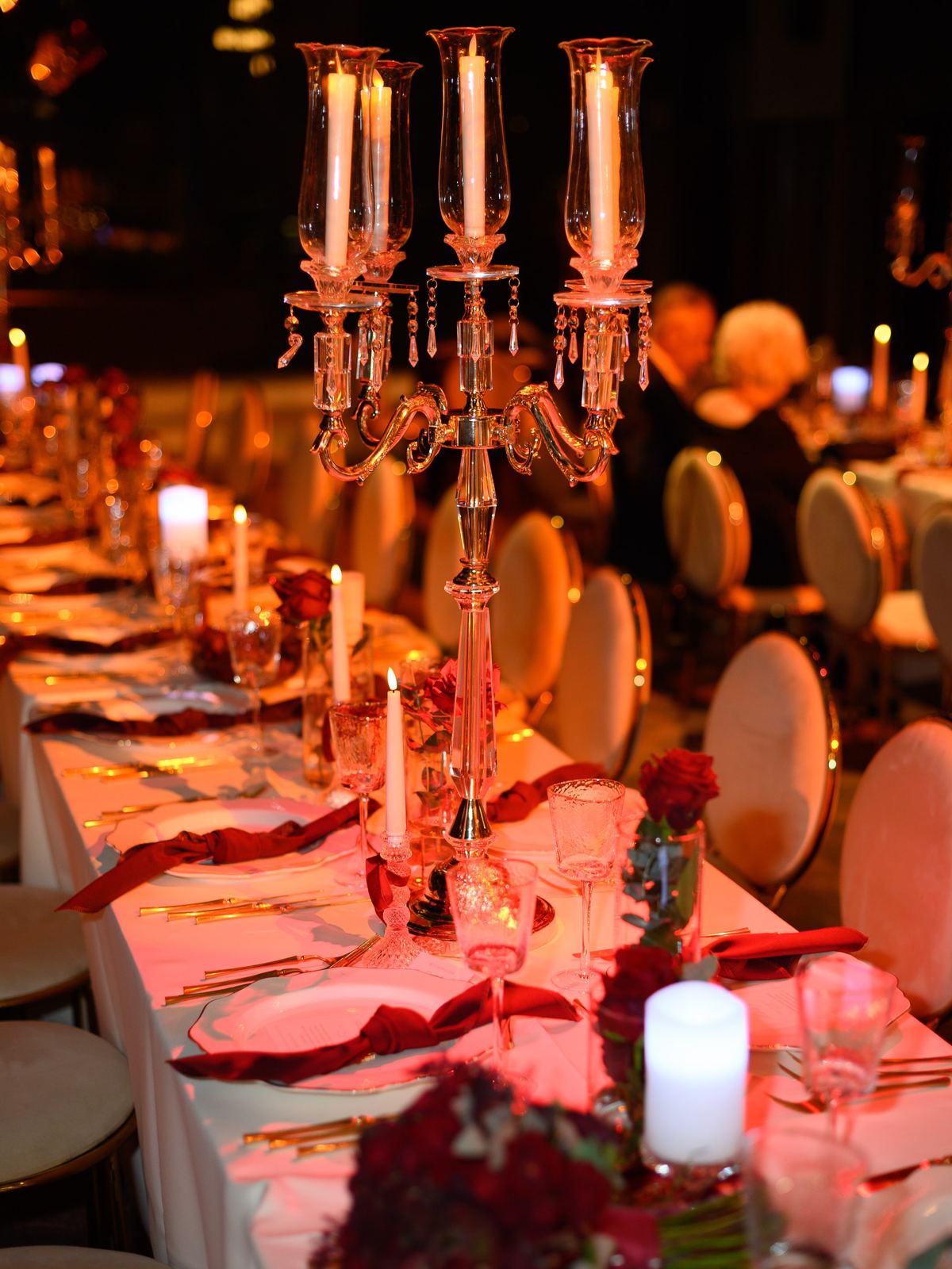 Masă imperială luminată de candelabre de cristal și lumânări